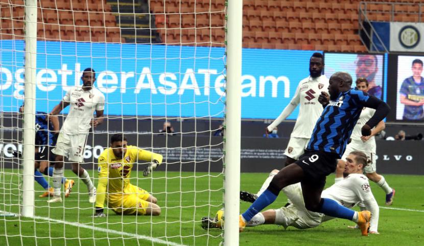 Penyerang Inter Milan Romelu Lukaku (kedua kanan) saat mencetak gol ke gawang Torino.