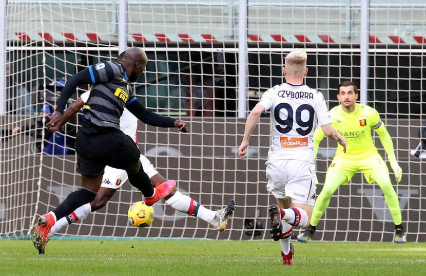 Penyerang Inter Milan Romelu Lukaku (kiri) mencetak gol ke gawang Genoa.