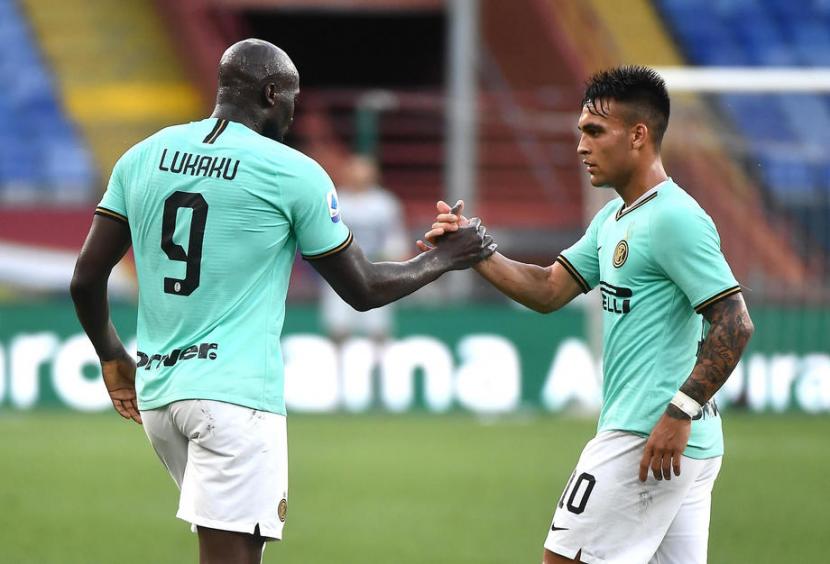 Penyerang Inter Milan Romelu Lukaku (kiri) merayakan golnya bersama rekan duetnya di lini depan, Lautaro Martinez.