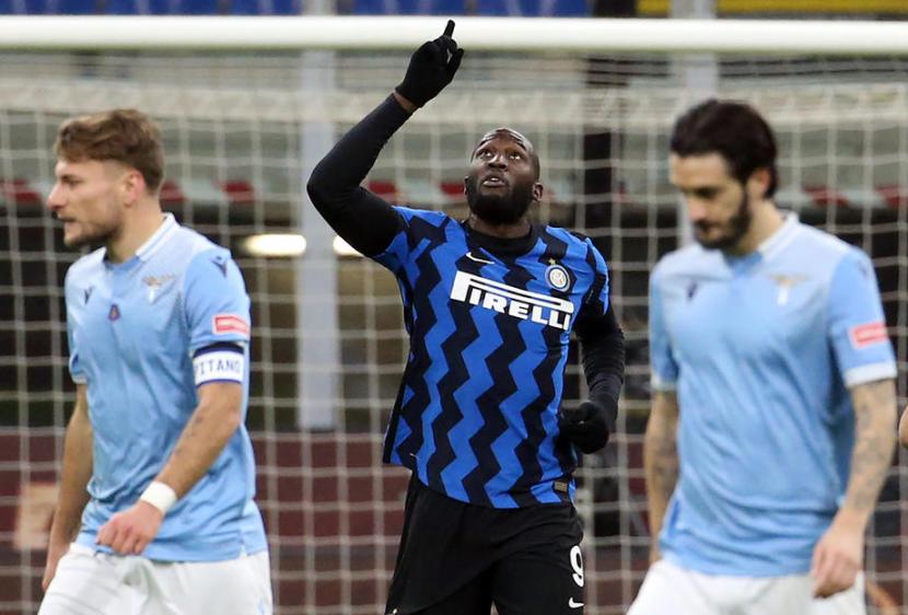 Penyerang Inter Milan Romelu Lukaku (tengah) merayakan gol yang dicetaknya ke gawang Lazio.