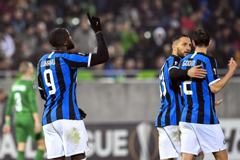 Penyerang Inter Romelu Lukaku (kiri) merayakan gol.