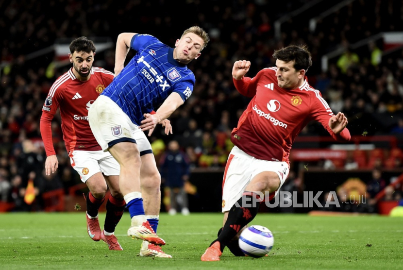 Penyerang Ipswich Town Liam Delap (tengah) saat menghadapi Manchester United di Liga Primer Inggris. Delap kini jadi incaran MU.
