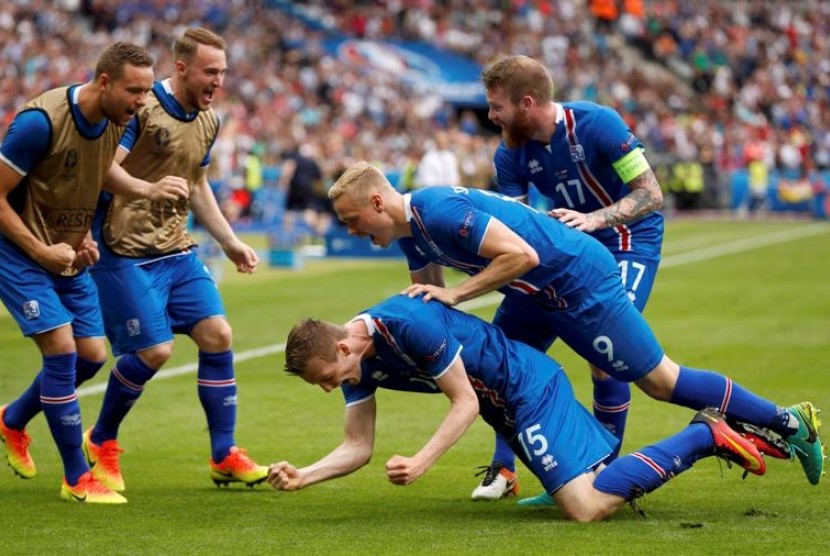 Penyerang Islandia Jon Bodvarsson (bawah) merayakan golnya ke gawang Austria.