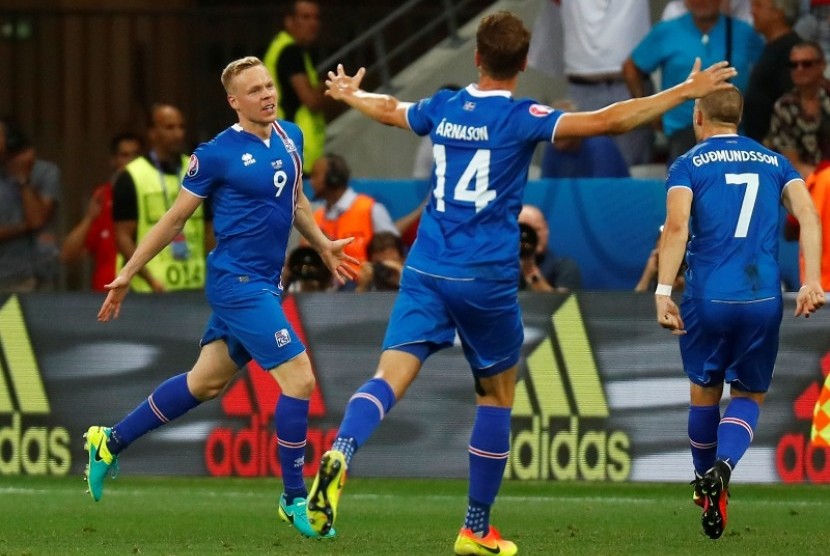 Penyerang Islandia Kolbeinn Sigthorsson (kiri) merayakan golnya ke gawang Inggris bersama rekan-rekannya.