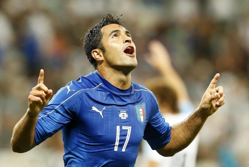 Penyerang Italia Eder merayakan golnya ke gawang Uruguay.