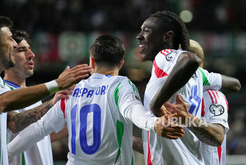 Penyerang Italia Moise Kean (kanan) merayakan golnya ke gawang Georgia bersama rekan-rekannya dalam laga Kualifikasi Piala Dunia 2026 Zona Eropa di Tallin, Ahad (12/10/2025) dini hari WIB.