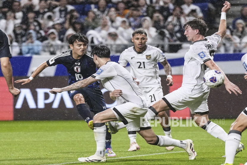 Penyerang Jepang Takefusa Kubo (kiri) mencetak gol ke gawang Indonesia pada laga babak ketiga Kualifikasi Piala Dunia 2026 Zona Asia di Stadion Suita, Osaka, Jepang, Selasa (10/6/2025).