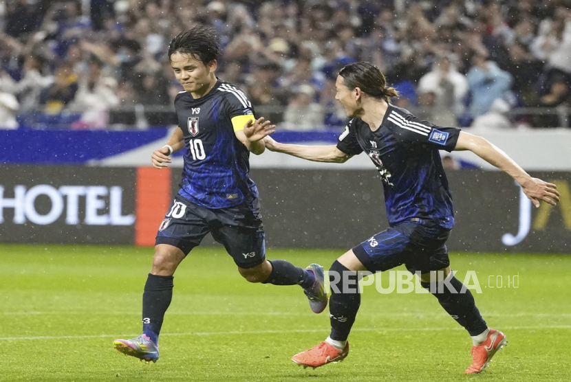 Penyerang Jepang Takefusa Kubo (kiri) merayakan golnya ke gawang Indonesia pada laga babak ketiga Kualifikasi Piala Dunia 2026 Zona Asia di Stadion Suita, Osaka, Jepang, Selasa (10/6/2025) petang.