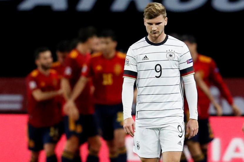 Penyerang Jerman Timo Werner tertunduk setelah gawang timnya dijebol Spanyol dalam pertandingan UEFA Nations League.