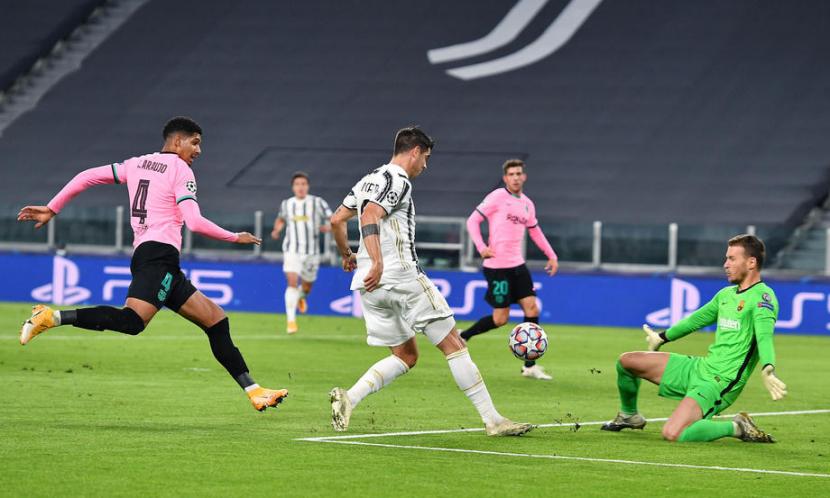 Penyerang Juventus Alvaro Morata (tengah) beraksi saat menghadapi Barcelona di Liga Champions.