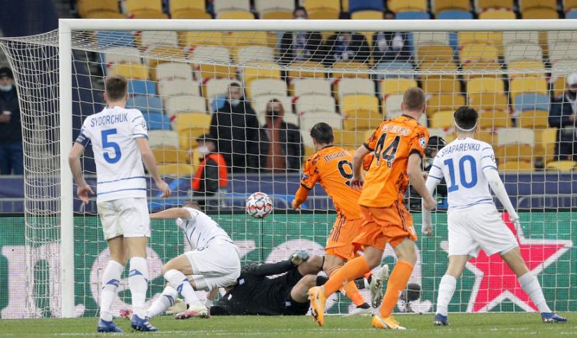 Penyerang Juventus Alvaro Morata (tengah) mencetak gol ke gawang Dynamo Kiev.
