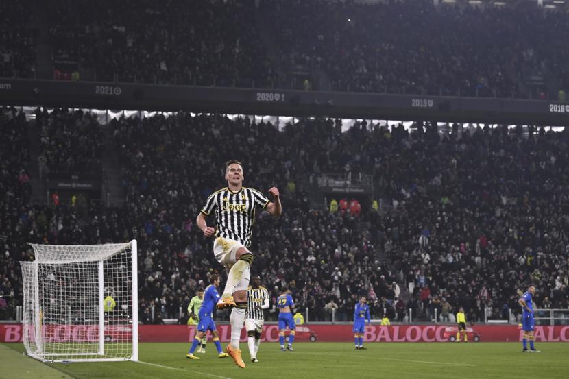 Penyerang Juventus Arkadiusz Milik merayakan gol ke gawang Frosinone di Coppa Italia.