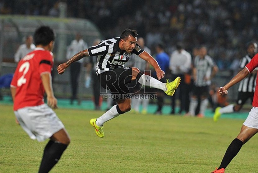 Penyerang Juventus Carlos Teves saat laga Juventus VS ISL Star di Stadion GBK, Jakarta, Rabu (6/8).