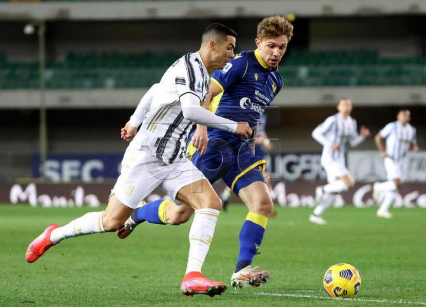 Penyerang Juventus Cristiano Ronaldo, beraksi saat pertandingan melawan Verona dalam  lanjutan Serie A Liga Italia, Ahad (28/2) dini hari WIB.