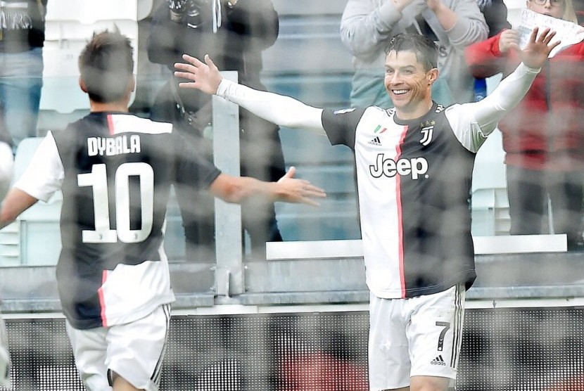 Penyerang Juventus Cristiano Ronaldo (kanan) merayakan golnya ke gawang Udinese bersama Paulo Dybala.