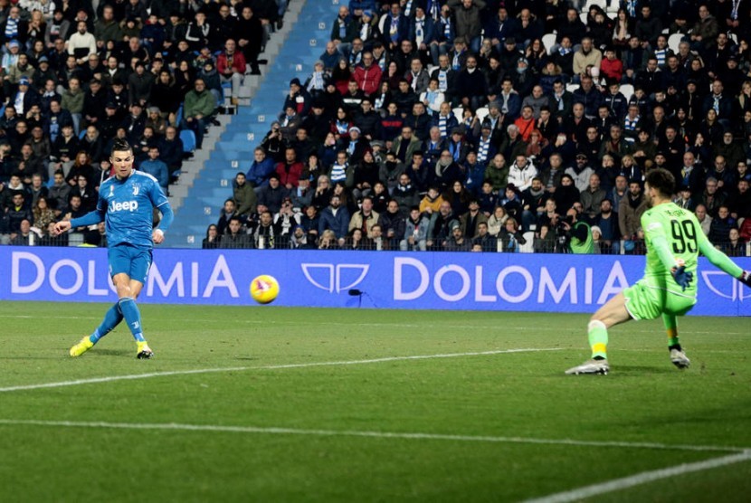 Penyerang Juventus Cristiano Ronaldo (kiri) mencetak gol ke gawang SPAL.