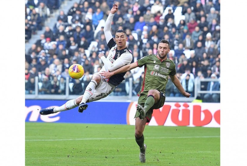 Penyerang Juventus Cristiano Ronaldo (kiri) mencetak mencetak hat-trick dalam kemenangan 4-0 atas Cagliari.