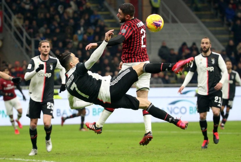 Penyerang Juventus Cristiano Ronaldo melepaskan tendangan salto saat melawan AC Milan pada pertandingan leg pertama semifinal Coppa Italia. Juventus main imbang 1-1 melawan AC Milan.