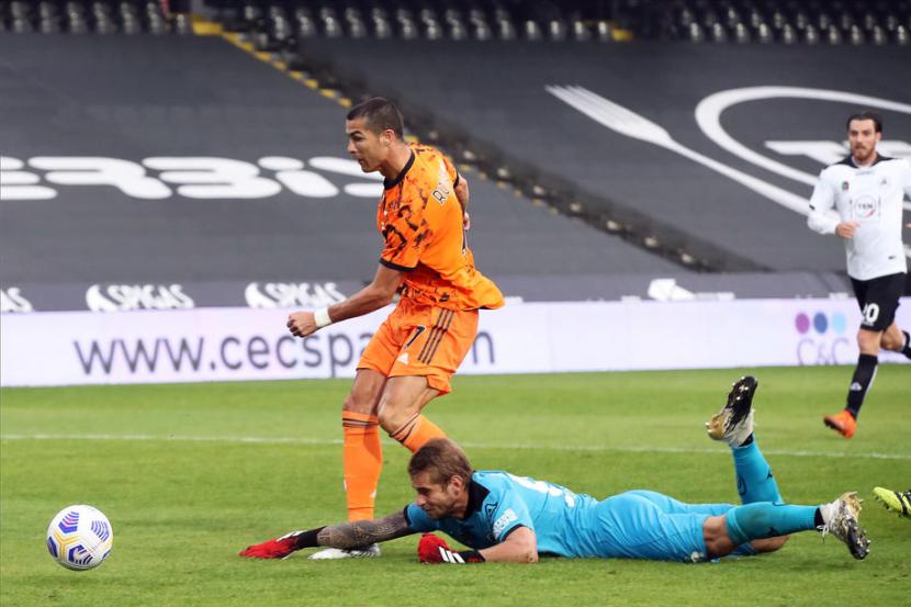 Penyerang Juventus Cristiano Ronaldo saat menjebol gawang Spezia akhir pekan lalu.