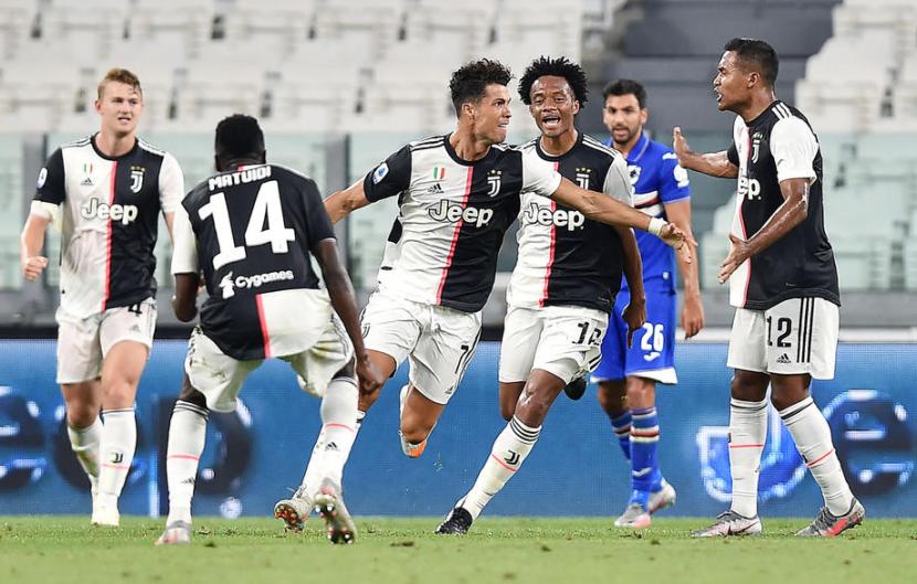 Penyerang Juventus Cristiano Ronaldo (tengah) merayakan gol ke gawang Sampdoria. Juventus baru saja mengamankan gelar Serie A Liga Italia untuk kesembilannya secara beruntun.
