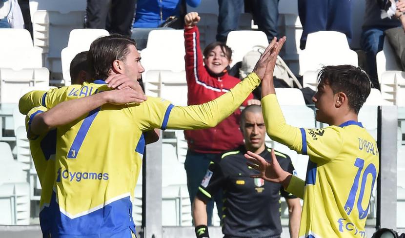 Penyerang Juventus Dusan Vlahovic (kiri) merayakan golnya ke gawang Salernitana.