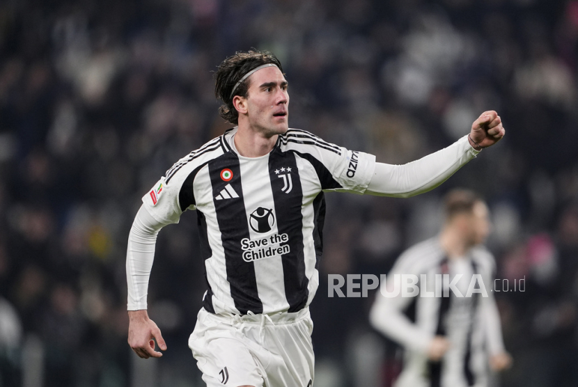 Penyerang Juventus Dusan Vlahovic merayakan gol ke gawang Cagliari dalam pertandingan Coppa Italia.