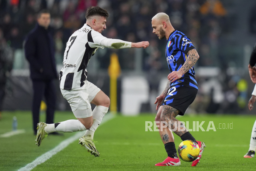 Penyerang Juventus Francisco Conceicao (kiri) saat menghadapi Inter Milan dalam pertandingan Serie A Liga Italia di Stadion Allianz, Turin, Senin (17/2/2025) dini hari WIB.