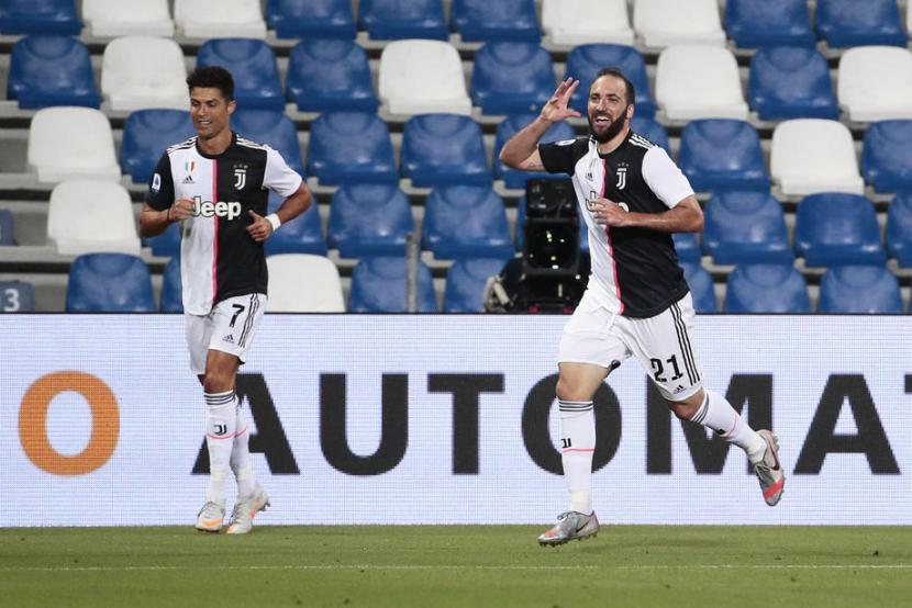 Penyerang Juventus Gonzalo Higuain (kanan) merayakan golnya ke gawang Sassuolo. Juventus ditahan imbang Sassuolo 3-3.