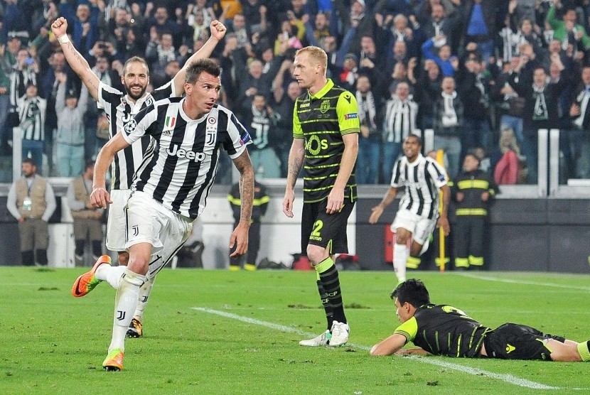 Penyerang Juventus Mario Mandzukic (kiri depan) berlari seusai mencetak gol ke gawang Sporting, Kamis (19/10) dini hari WIB.