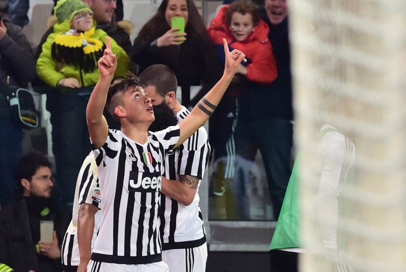 Penyerang Juventus Paulo Dybala berselebrasi usai mencetak gol dalam pertandingan Seri A Italia antara Juventus dengan Sassuolo, 11 Maret 2016 di Stadion Juventus di Turin.