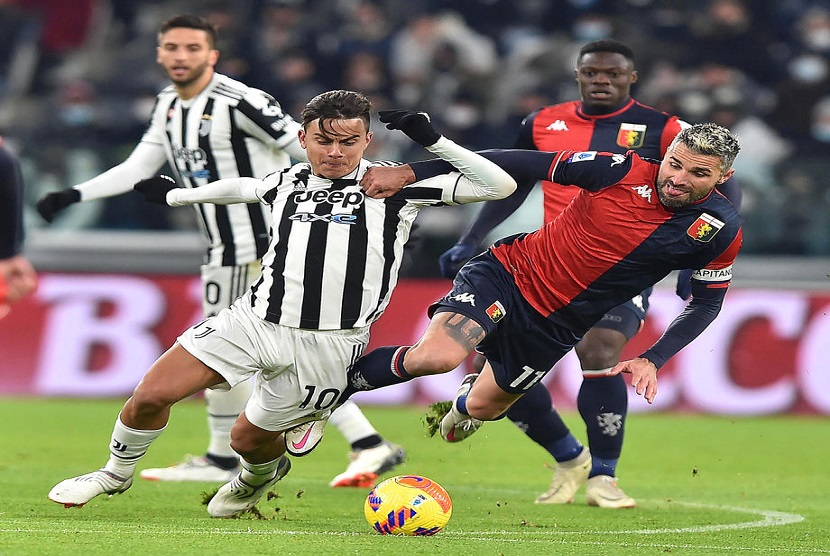  Penyerang Juventus Paulo Dybala bersinggungan dengan pemain Genoa Valon Behrami dalam pertandingan Liga Italia Serie A, antara Juventus lawan Geno di turin, Italia
