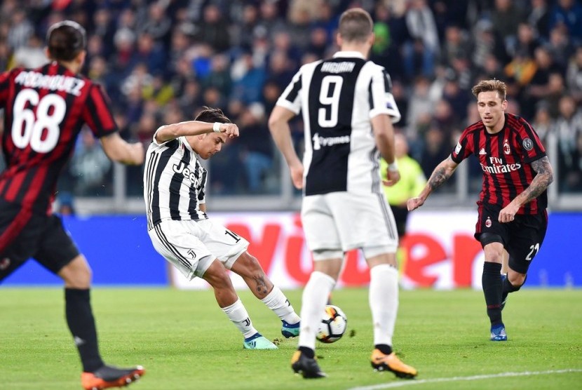 Penyerang Juventus Paulo Dybala (kedua kiri) saat mencetak gol pembuka ke gawang AC Milan.