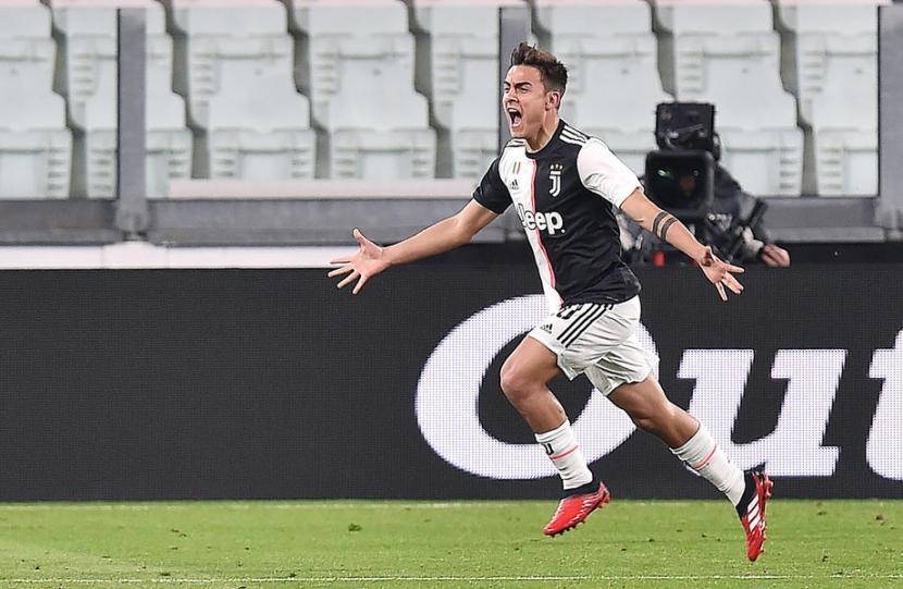 Penyerang Juventus, Paulo Dybala mencetak gol ke gawang Inter Milan. Juventus memenangi laga atas Inter 2-1 di Turin, Senin Dinihari WIB.