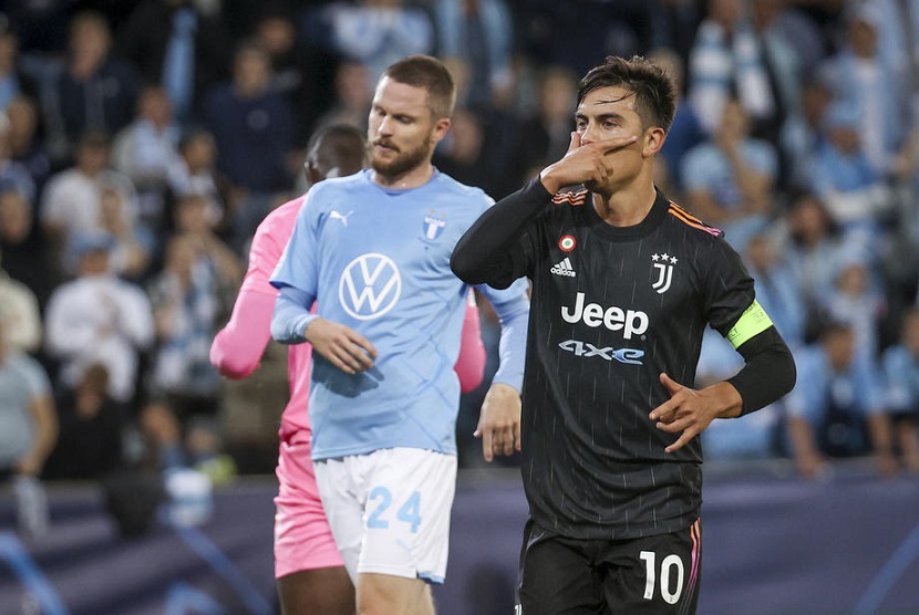 Penyerang Juventus Paulo Dybala merayakan gol kedua ke gawang Malmo FF dalam lanjutan Liga Champions Grup H di Malmoe New Stadium, Malmoe, Swedia.