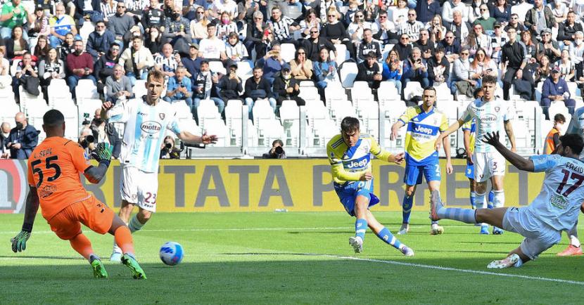 Penyerang Juventus (tengah) Paulo Dybala mencetak gol ke gawang Saernitana dalam pertandingan Serie A Liga Italia.