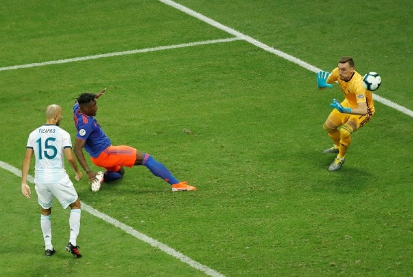 Penyerang Kolombia Duvan Zapata mencetak gol ke gawang Argentina dalam pertandingan Copa Amerika, Ahad (16/6) pagi WIB.