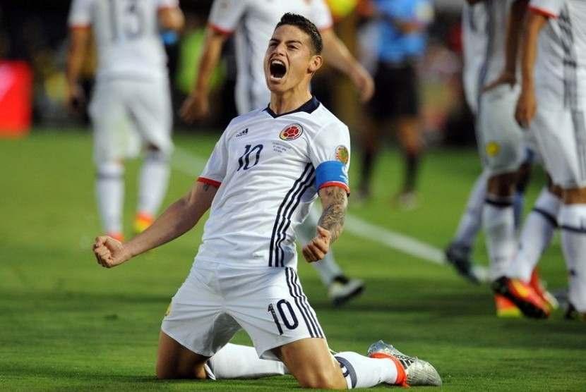 Penyerang Kolombia James Rodriguez merayakan golnya ke gawang Paraguay.