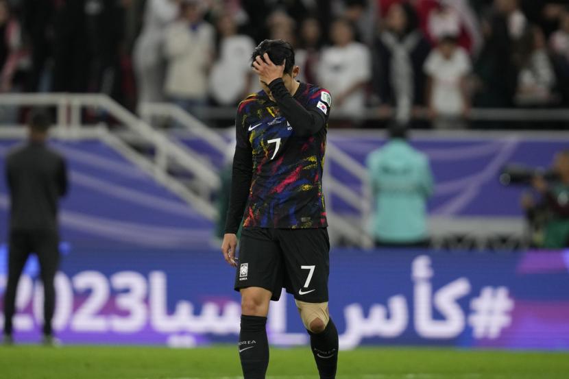 Penyerang Korea Selatan Son Heung-min bersedih setelah timnya dikalahkan Yordania 0-2 pada semifinal Piala Asia 2023.