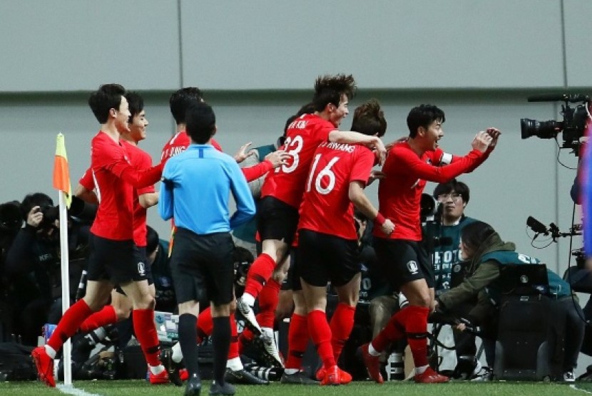 Penyerang Korea Selatan Son Heung-min (kanan) merayakan gol ke gawang Kolombia bersama rekan-rekannya dalam laga persahabatan di Stadion Piala Dunia, Seoul, Korea Selatan, Selasa (26/3).