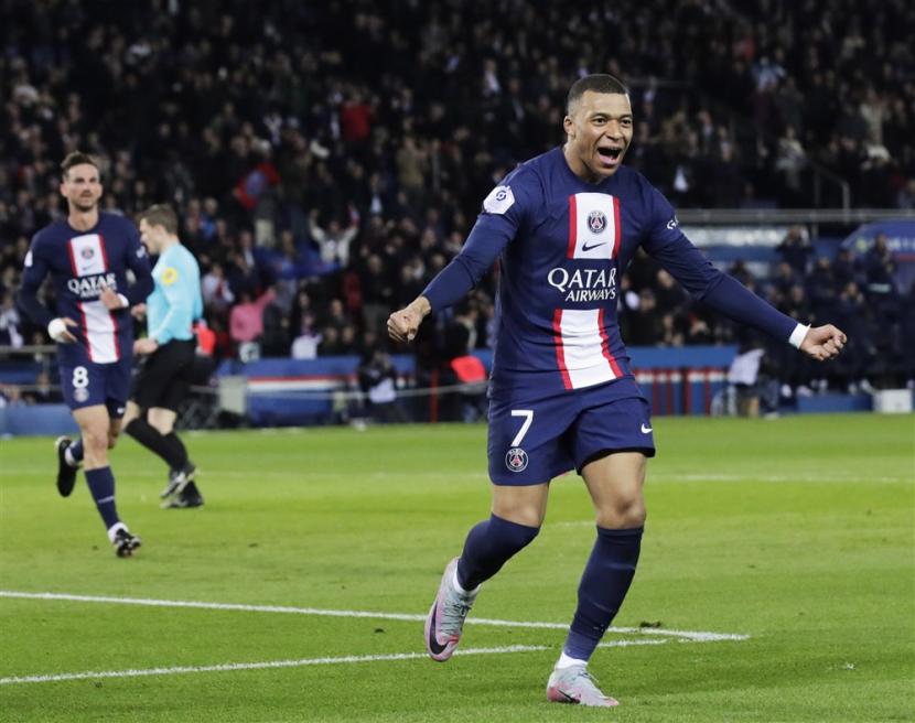 Penyerang Kylian Mbappe selepas menjebol gawang Lens di Ligue 1.