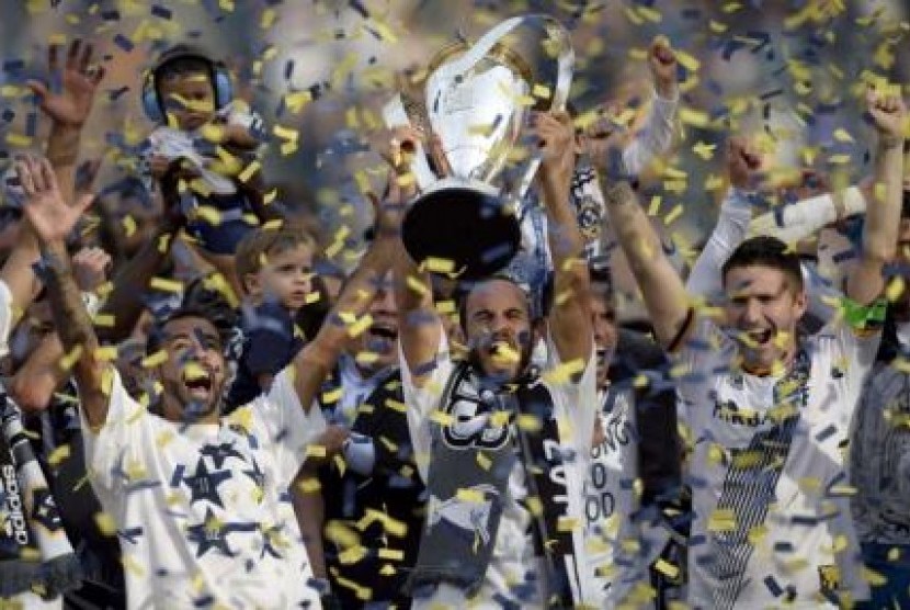 Penyerang LA Galaxy Landon Donovan mengangkat trofi juara MLS 2015 setelah di final mengalahkan New England Revolution 2-1, Senin (8/12) WIB.