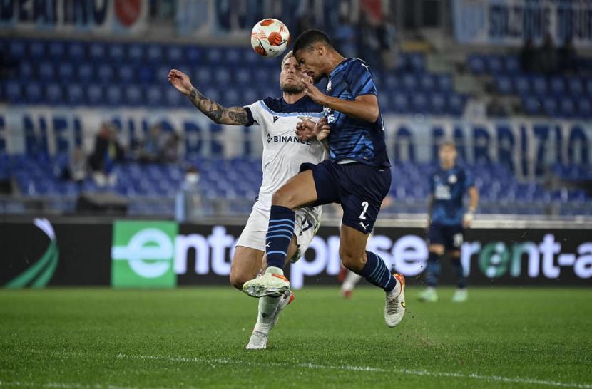 Penyerang Lazio Ciro Immobile (K) dikawal bek Olympique de Marseille