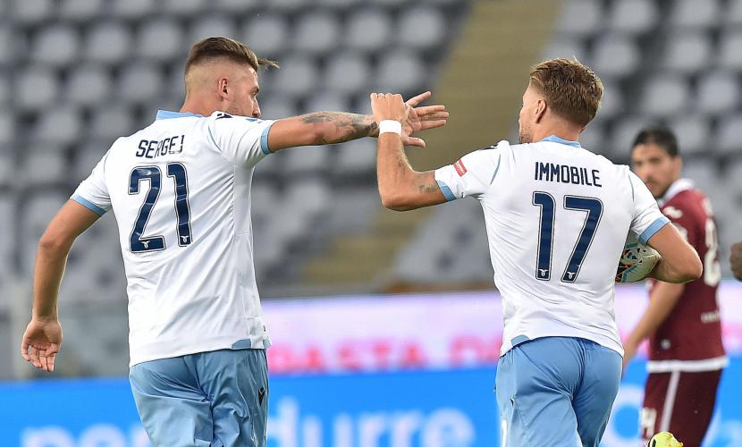 Penyerang Lazio Ciro Immobile (kanan) melakukan selebrasi bersama Sergej Milinkovic-Savic (kanan) usai mencetak gol ke gawang Torino.