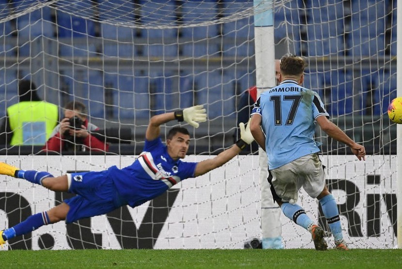 Penyerang Lazio Ciro Immobile mencetak hat-trick lewat penalti ke gawang Sampdoria pada laga pekan ke-20 Liga Italia.