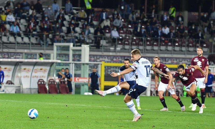 Penyerang Lazio Ciro Immobile mengeksekusi penalti lawan Torino.