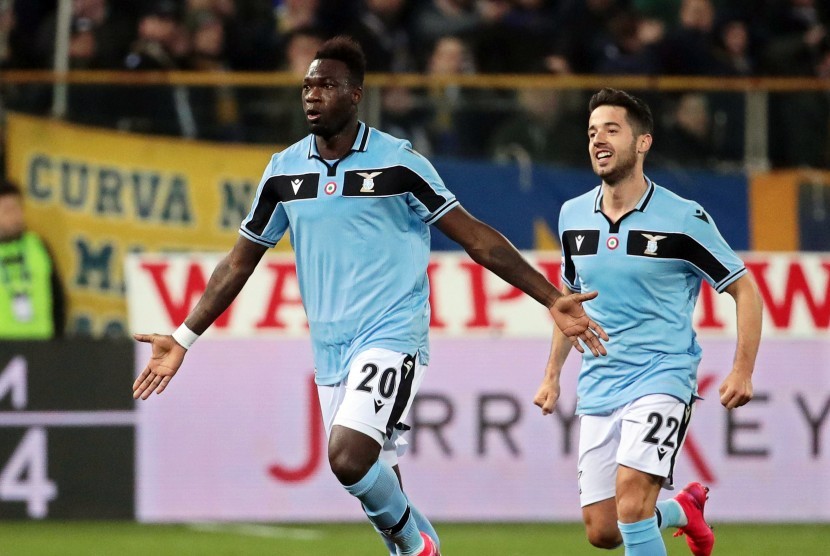 Penyerang Lazio Felipe Caicedo (kiri)