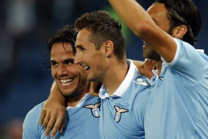 Penyerang Lazio, Miroslav Klose, merayakan golnya ke gawang AC Milan bersama rekan-rekannya pada partai yang berlangsung Ahad (21/10) dini hari.