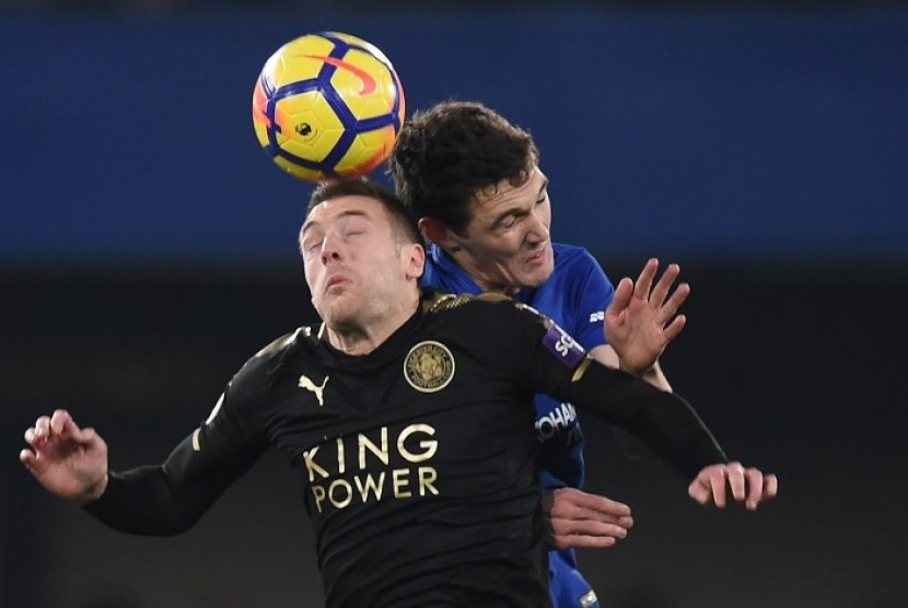 Penyerang Leicester City Jamie Vardy (hitam) berebut bola dengan bek Chelsea Andreas Christensen.