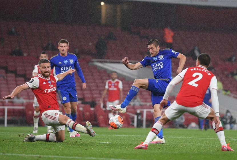 Penyerang Leicester City Jamie Vardy (kedua kanan) melepaskan tendangan ke gawang Arsenal. 