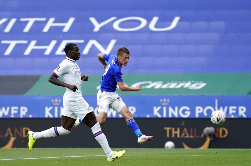 Penyerang Leicester City Jamie Vardy mencetak gol ke-100 di Liga Primer Inggris saat timnya mengalahkan Crystal Palace 2-0 di Stadion King Power, Leicester, Sabtu (4/7) 